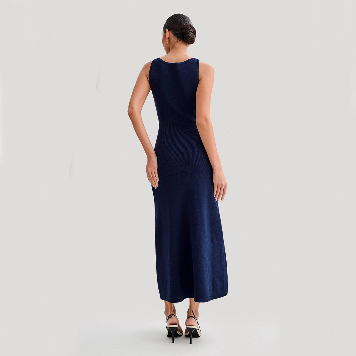 ELARA PARIS™ | Robe Mi-Longue Sans Manches – Boutonnée & Minimaliste Chic