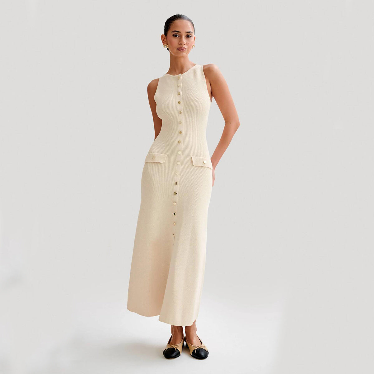 ELARA PARIS™ | Robe Mi-Longue Sans Manches – Boutonnée & Minimaliste Chic