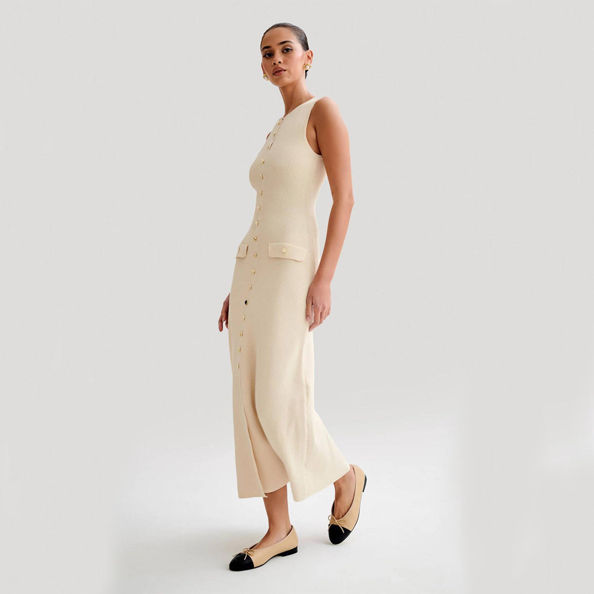 ELARA PARIS™ | Robe Mi-Longue Sans Manches – Boutonnée & Minimaliste Chic