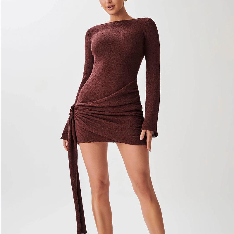 ELARA PARIS™ | Mini-Robe Ajustée – Tissu Texturé & Fente Nouée sur le Devant